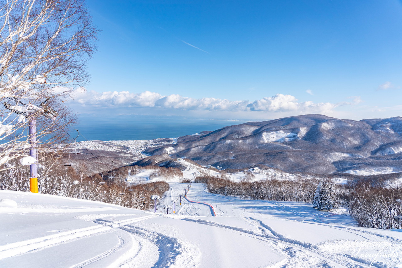 朝里川温泉スキー場　祝・積雪200cm到達。ふわふわのパウダースノーが降り積もったゲレンデを舞台に、女性スキーヤーチーム『TeamKP』成澤栞さんと秋山穂香さんが美しい滑りを披露！